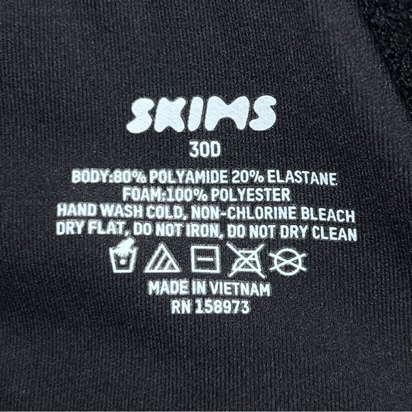 SKIMS Fits Everybody T-Shirt Bra in Onyx - Picture 5 of 5